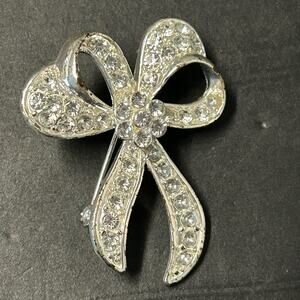 Vintage Style Silver Toned Clear Rhinestones Ribbon Bow Brooch